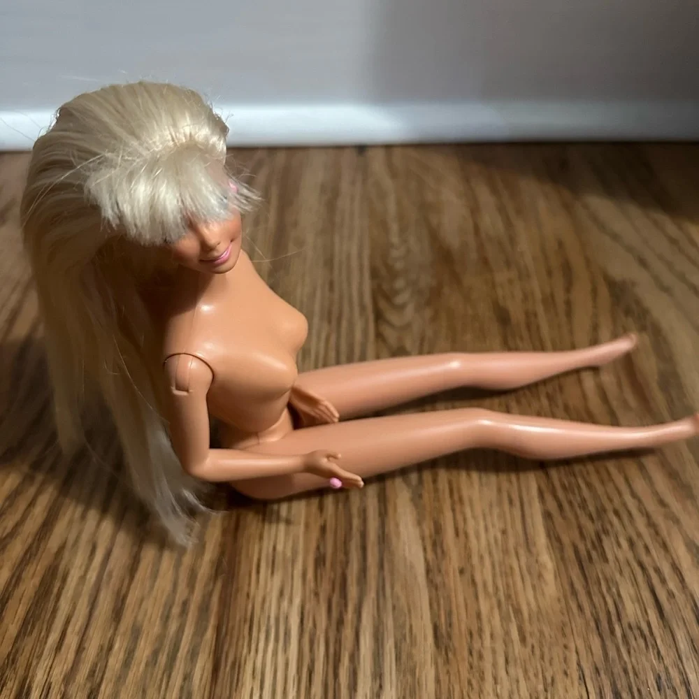 Vintage Barbie Doll 1966 Blonde Blue Eyes With pink earrings and Ring Twist F5D